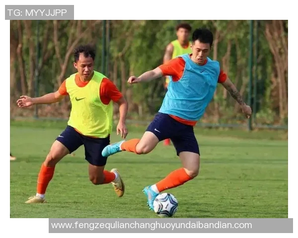 足球场上风云突变 球星怒目而视上演激烈对抗激战精彩瞬间