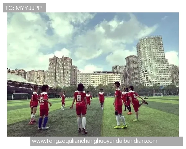 足球星团队凝聚力量展现拼搏精神引领绿茵赛场逐梦辉煌