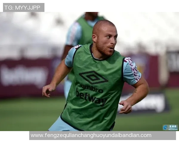 足球球星膝盖突出现象解析及其对运动表现的影响与预防措施 足球球星膝盖突出现象解析及其对运动表现的影响与预防措施