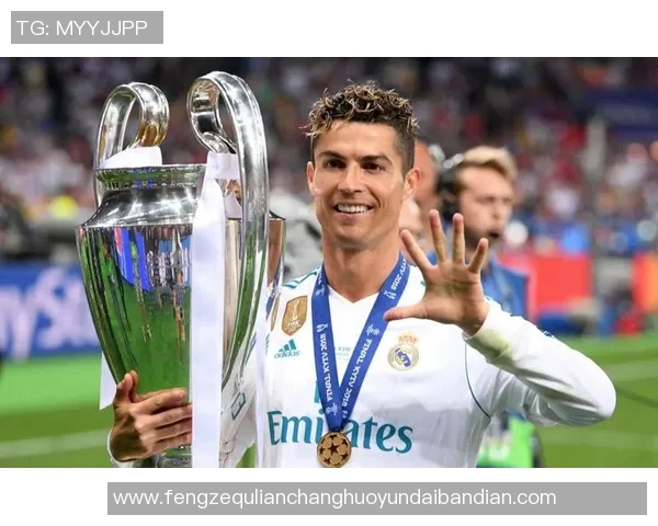 足球巨星笑容灿烂时刻 展现球场外的温暖与亲和力